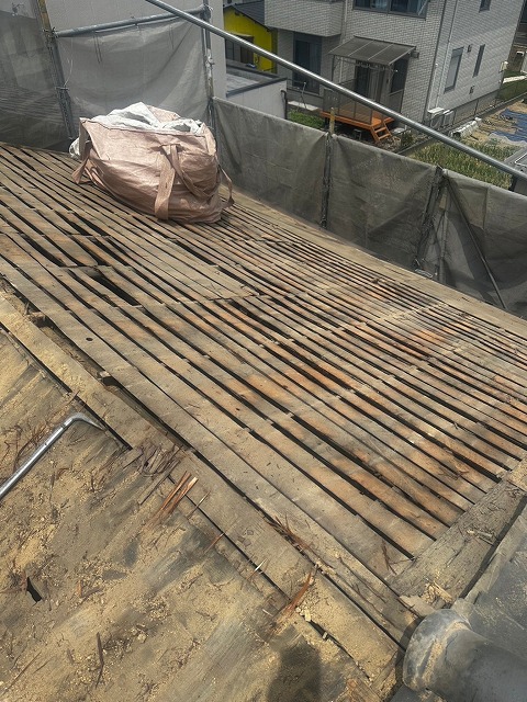 シートを撤去した屋根の下地